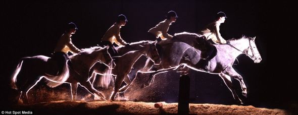 骑手骑着一匹威尔士矮种马飞奔,闪光间隔半秒 骑手骑着一匹威尔士矮种马飞奔,闪光间隔半秒
