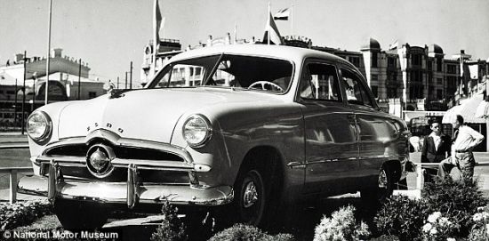 1949年产的福特是一款较为简单的汽车,但从商业角度上说,这却是一款富有革命性的汽车。它是福特的设计师与自由设计师之间展开的设计比赛的产物 1949年产的福特是一款较为简单的汽车,但从商业角度上说,这却是一款富有革命性的汽车。它是福特的设计师与自由设计师之间展开的设计比赛的产物